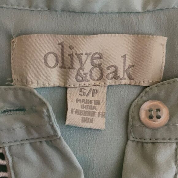 Olive & Oak Sleeveless Partial Button Down Top Size Small - Picture 7 of 7